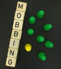 Im Bild erscheint das Wort Mobbing