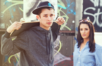 Eine Mutter und ein Teenager mit Skateboard