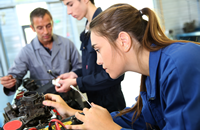 Junge Frau arbeitet mit einem motorisierten Gerät